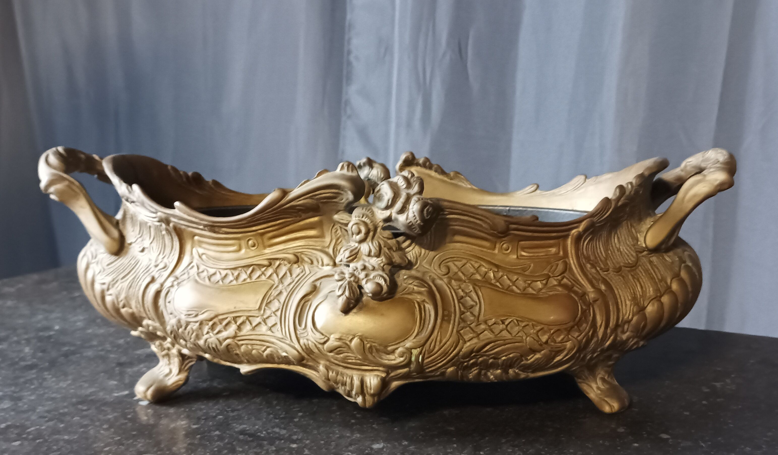 Planter in bronze rockery style