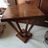 Pedestal table