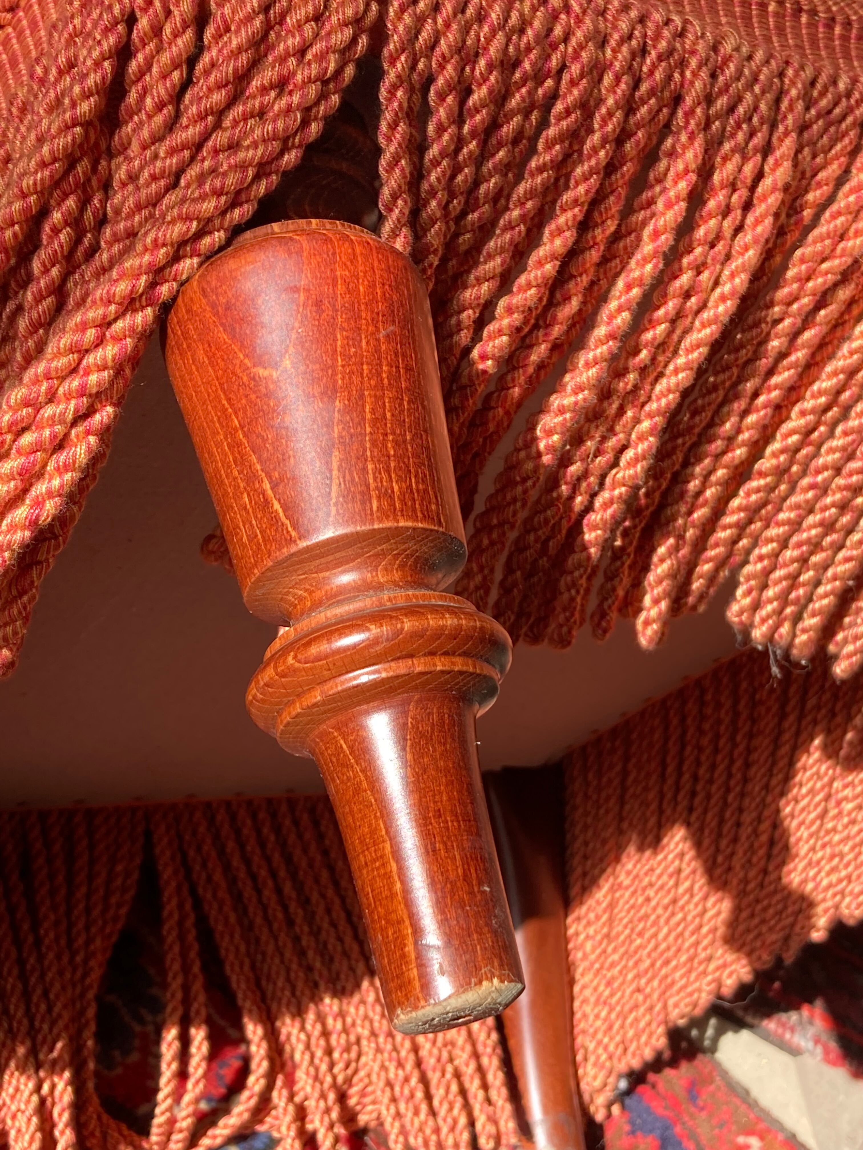 Paire de chauffeuses crapaud en velours à frange orange vintage