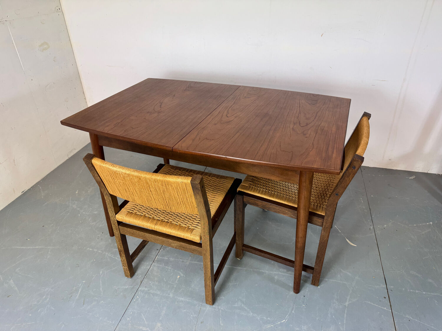 Table de salle à manger extensible en teck, style danois vintage des années 1950.