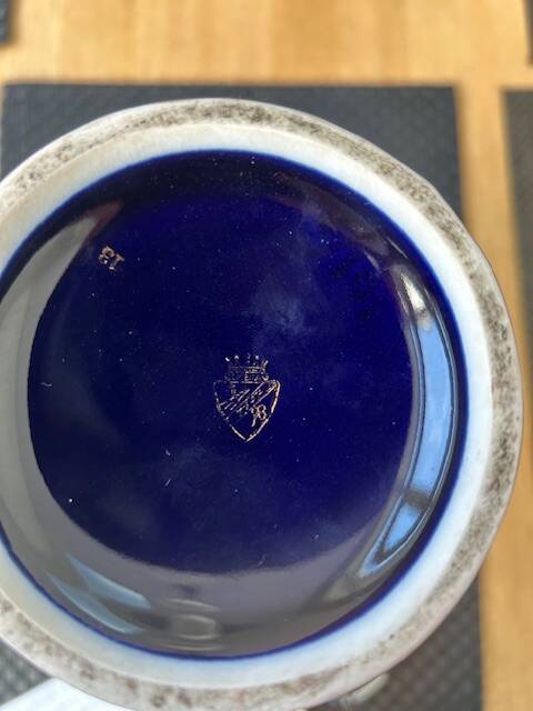 Vase en porcelaine noir et doré