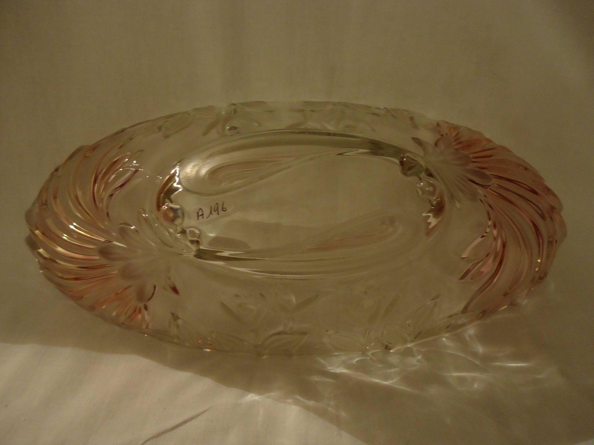 Oval bowl in crystal and frosted glass, pink and frosted.
