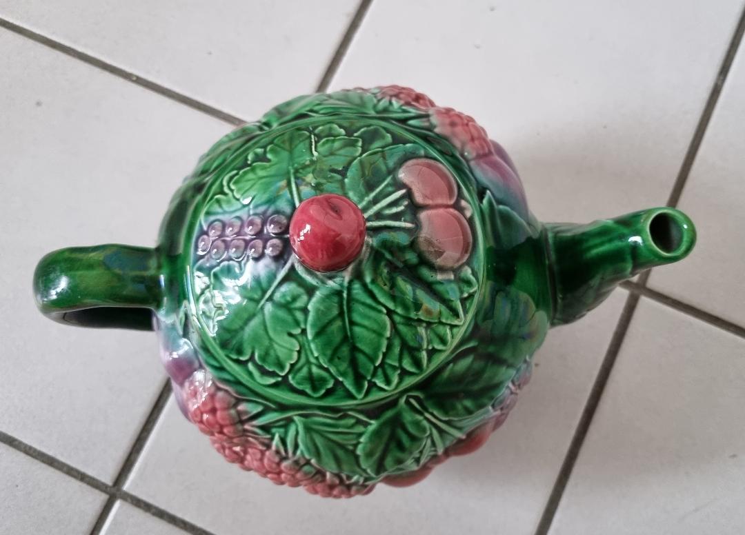 Teapot of Salins in slip