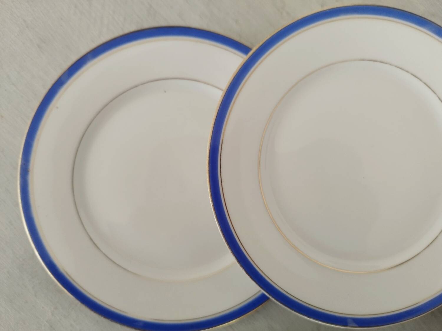 White Porcelain Cheesecake Dessert Plates with Blue Border and Gold Fillet