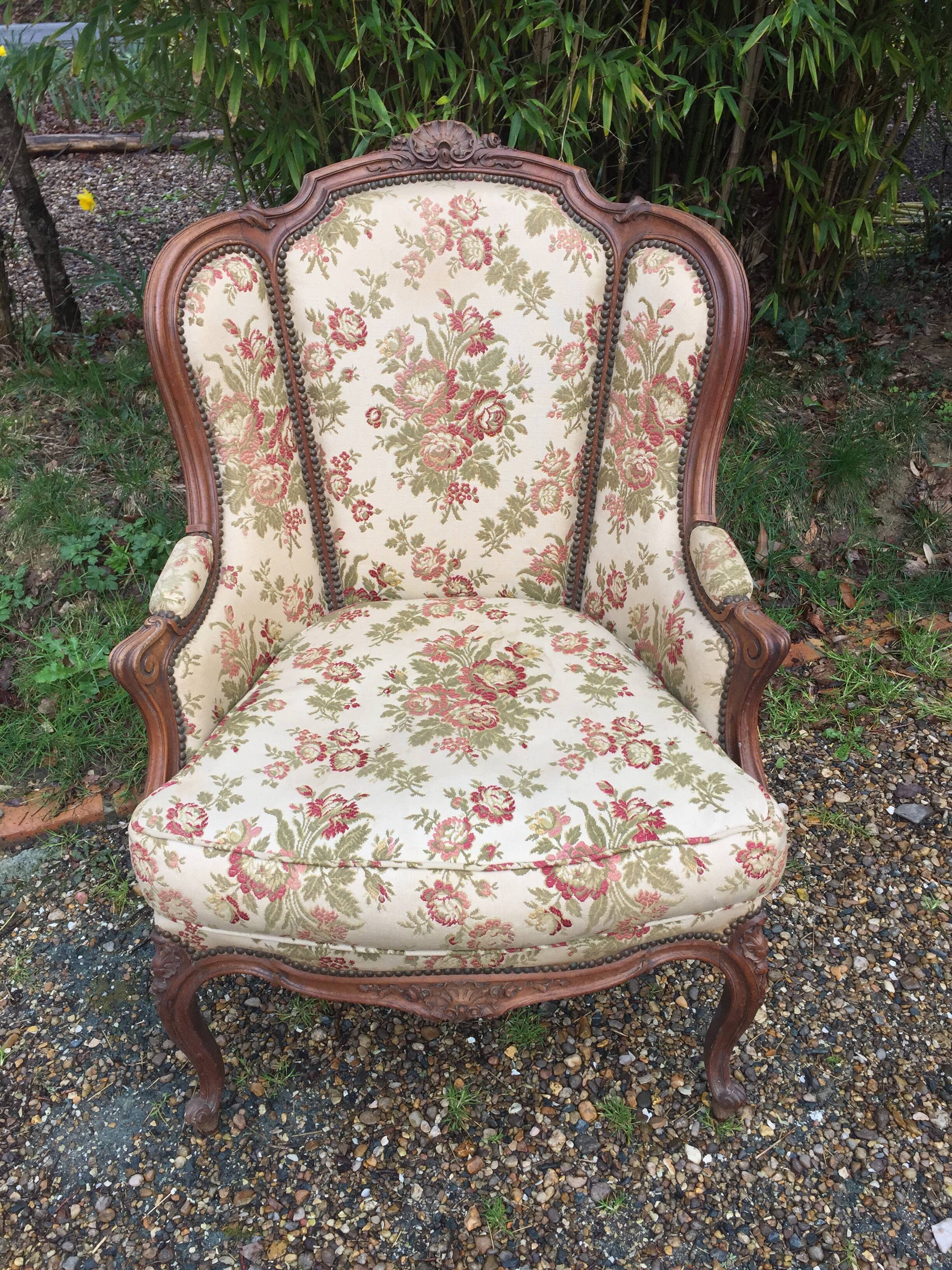 Fauteuil Louis XV dit rocaille en noyer