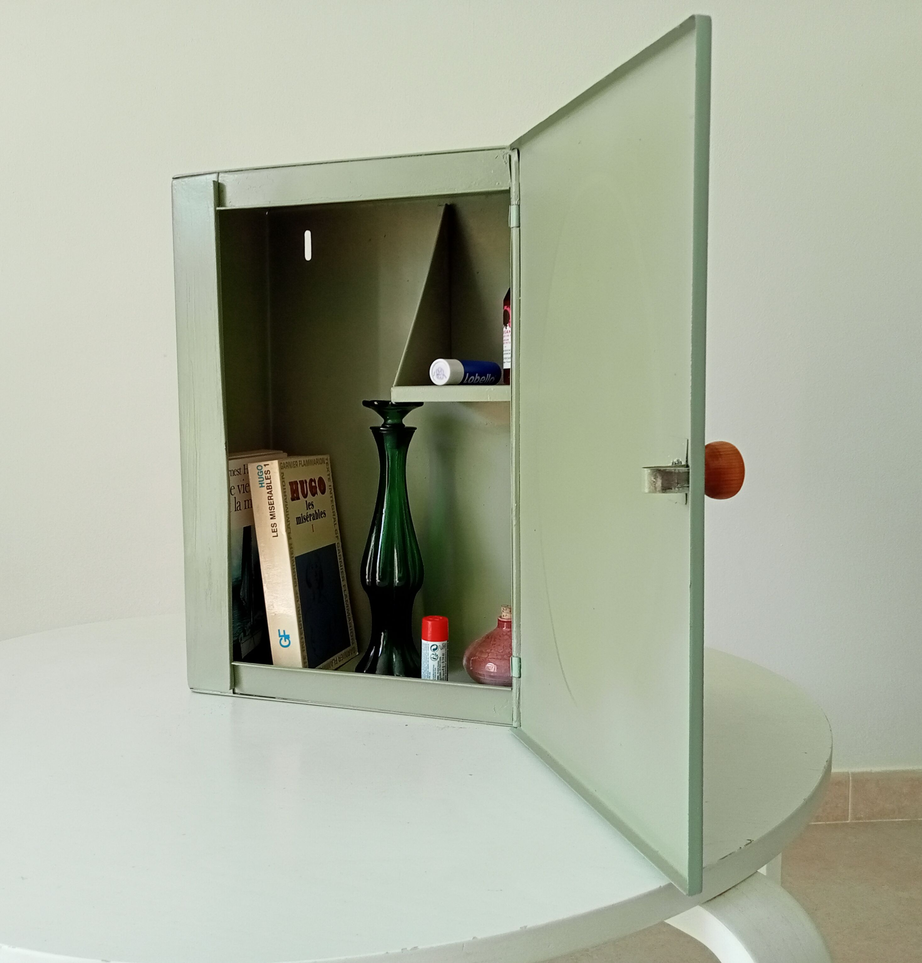 Vintage metal medicine cabinet 60s/70s