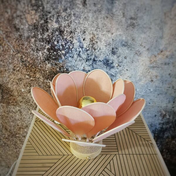 Lampe à poser fleur composée de pétales en rotin et lin rose blush