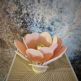 Lampe à poser fleur composée de pétales en rotin et lin rose blush