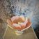 Lampe à poser fleur composée de pétales en rotin et lin rose blush