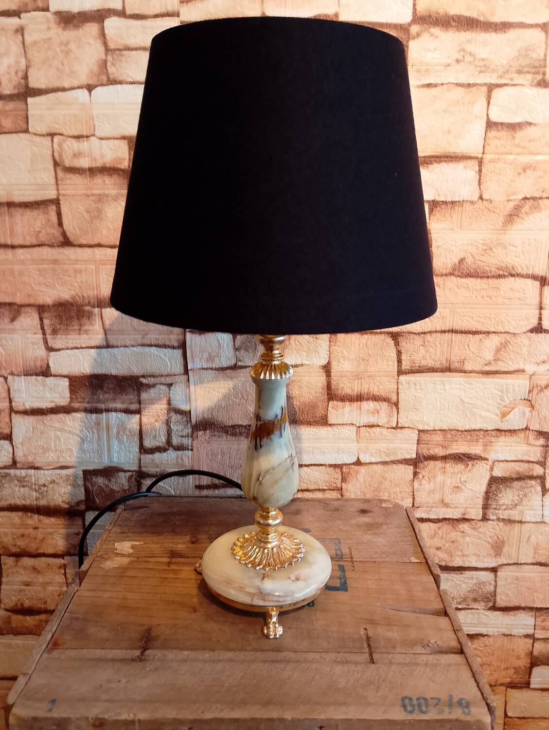 Sell a prestigious lamp made of genuine Onyx and chiselled gilded bronze.