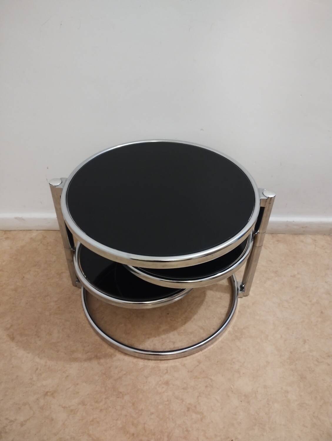 Table basse en métal chromé et verre fumé