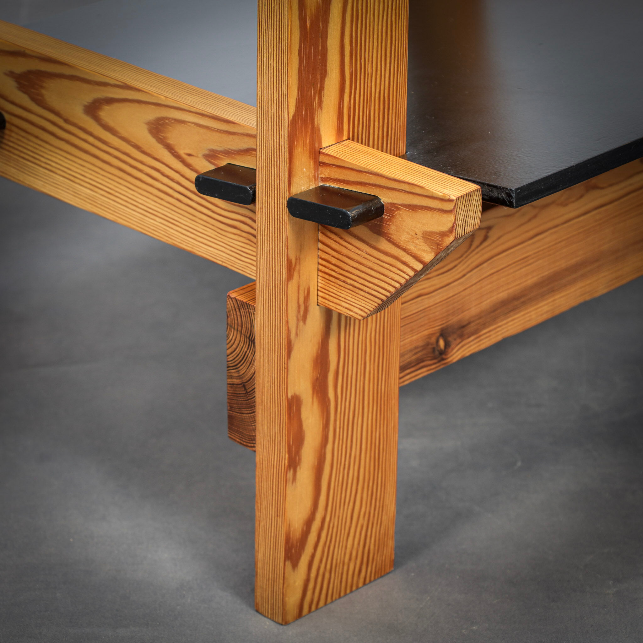 Paire de fauteuils en pin massif néerlandais extrêmement rare par Wouter Fens, années 1960.