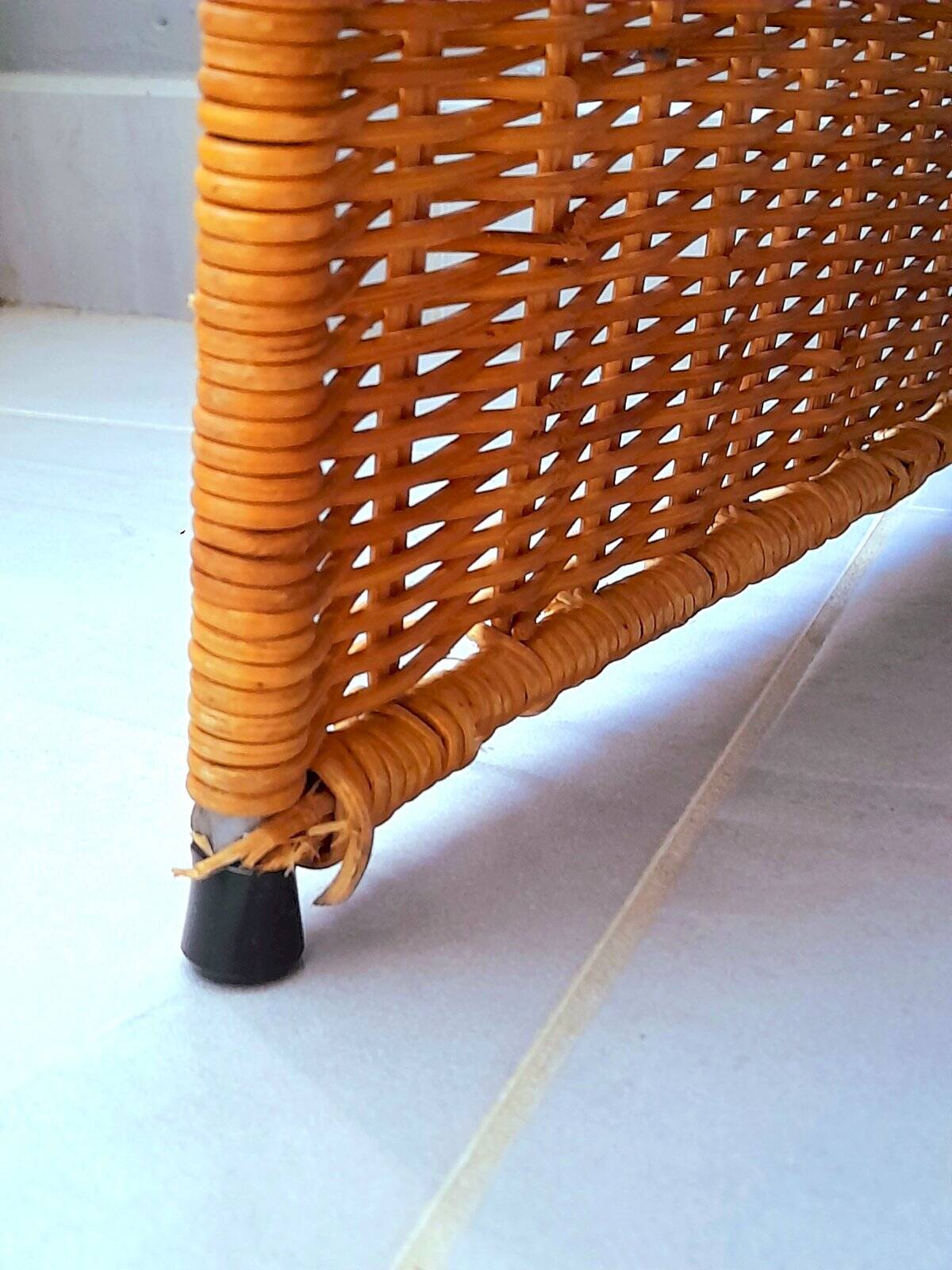 Chevet ou bout de canapé en osier 1960