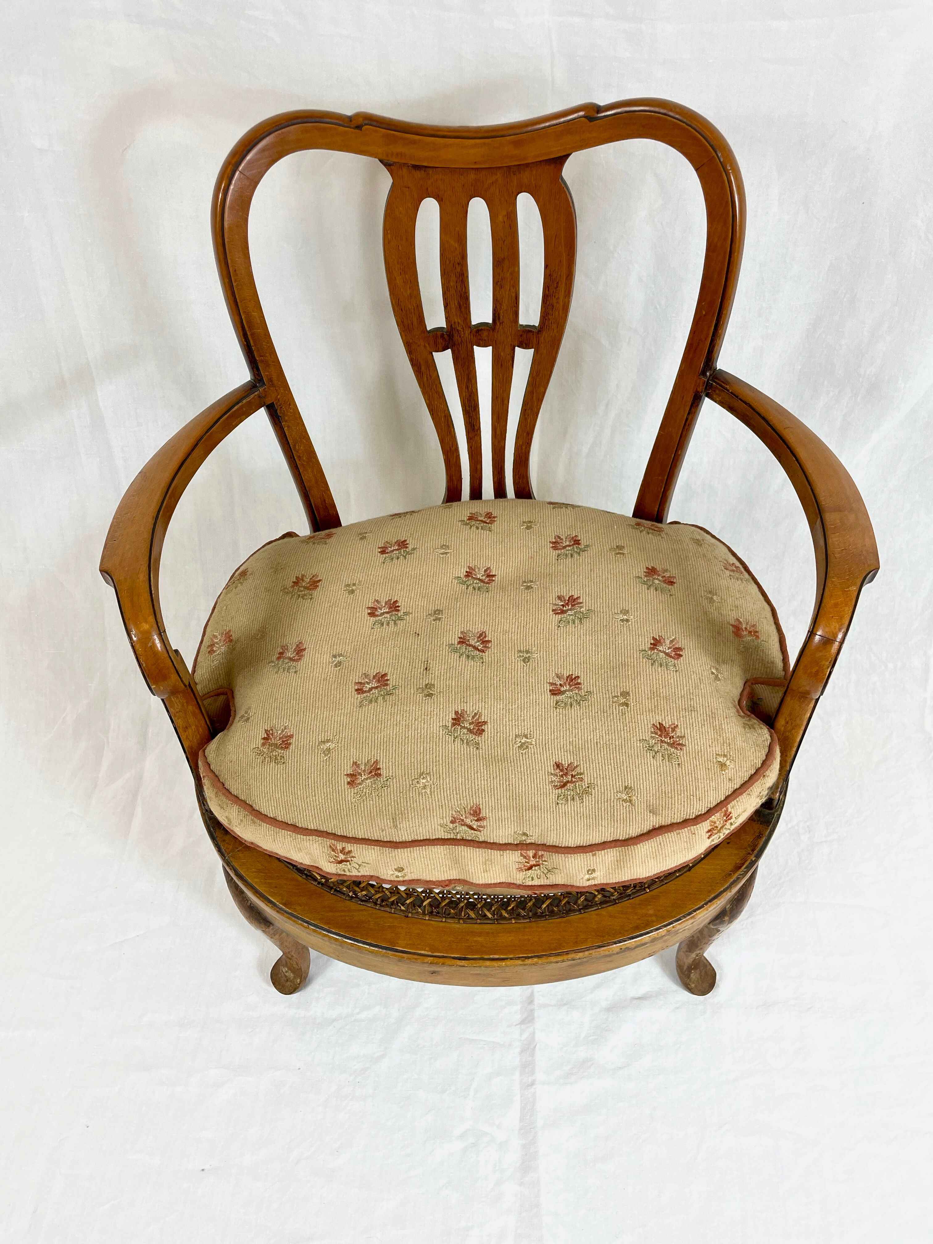Fauteuil bas anglais en bois ajouré à assise cannée, 19e siècle