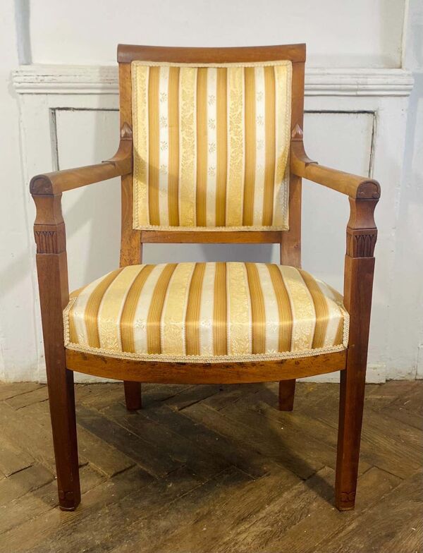 Fauteuil Directoire en hêtre or et tapisserie blanche France 19ème