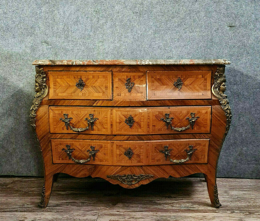 Commode Louis XV galbée a décors aux espagnolettes vers 1850-1880