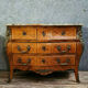 Commode Louis XV galbée a décors aux espagnolettes vers 1850-1880