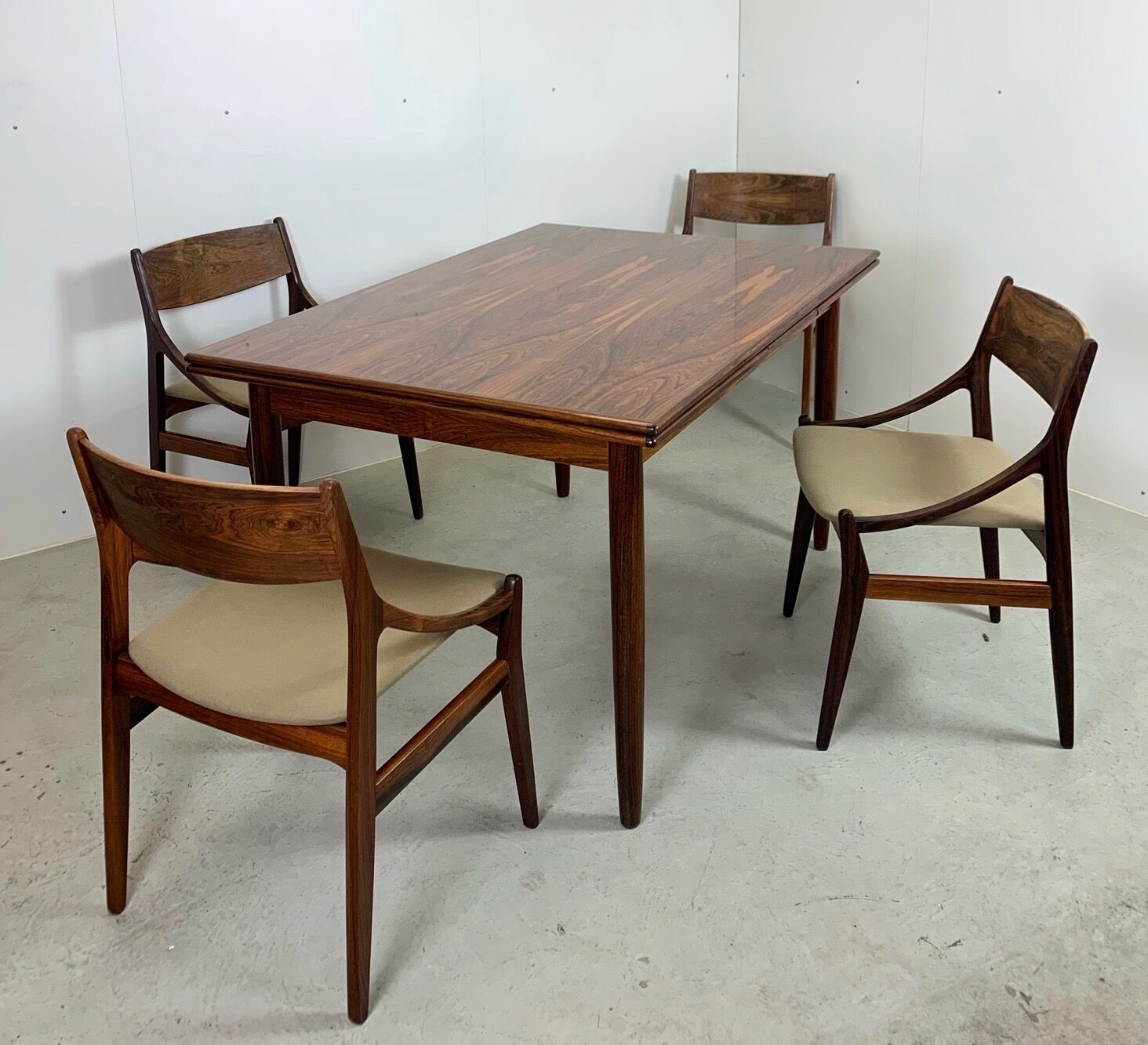Set table and chairs in palisander