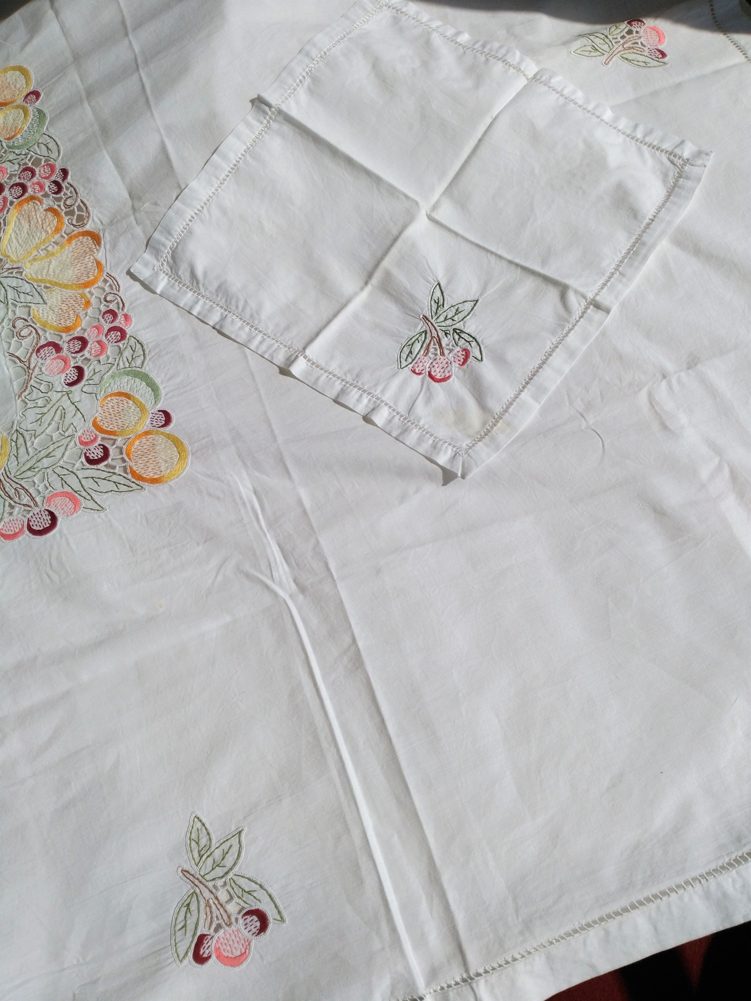 Embroidered tablecloth and open fruit decoration - 12 assorted towels