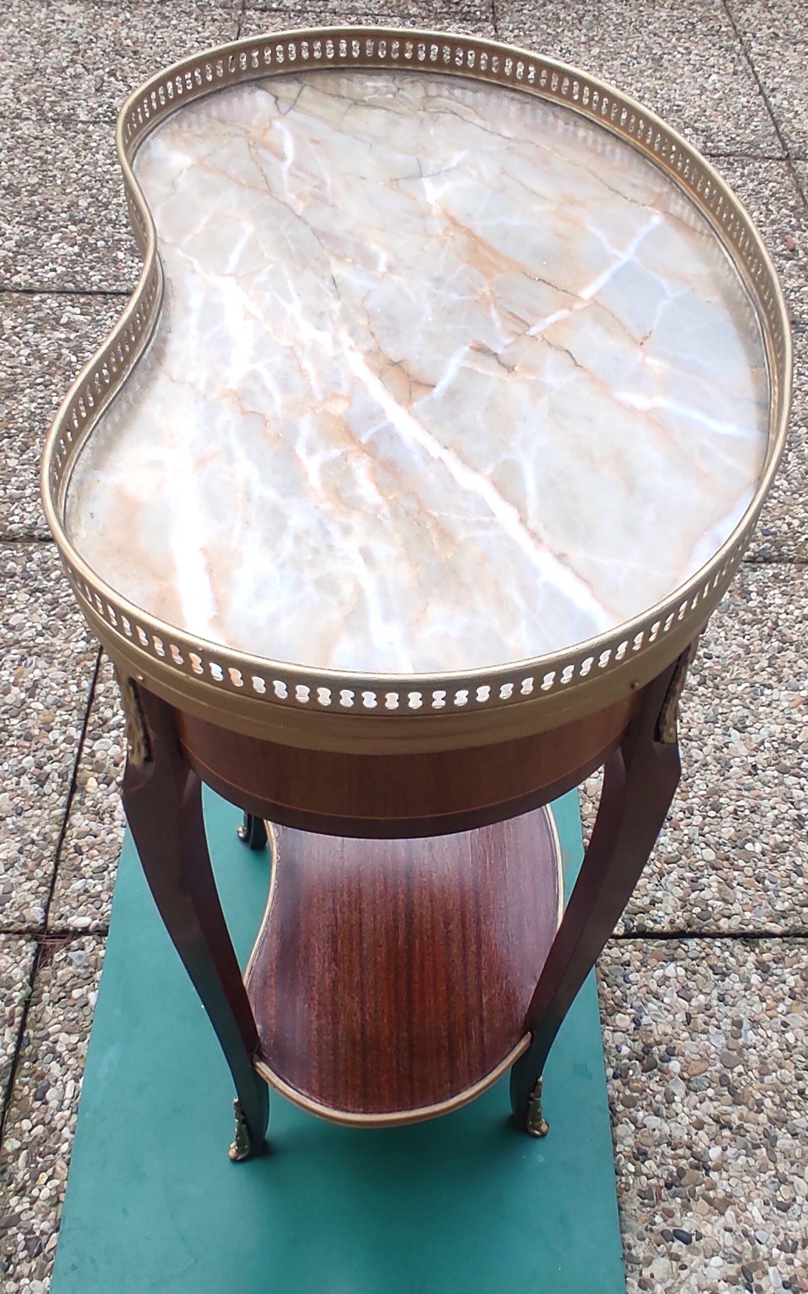 Louis XVI period pedestal table, in solid mahogany and veneer, and in gilded bronze.