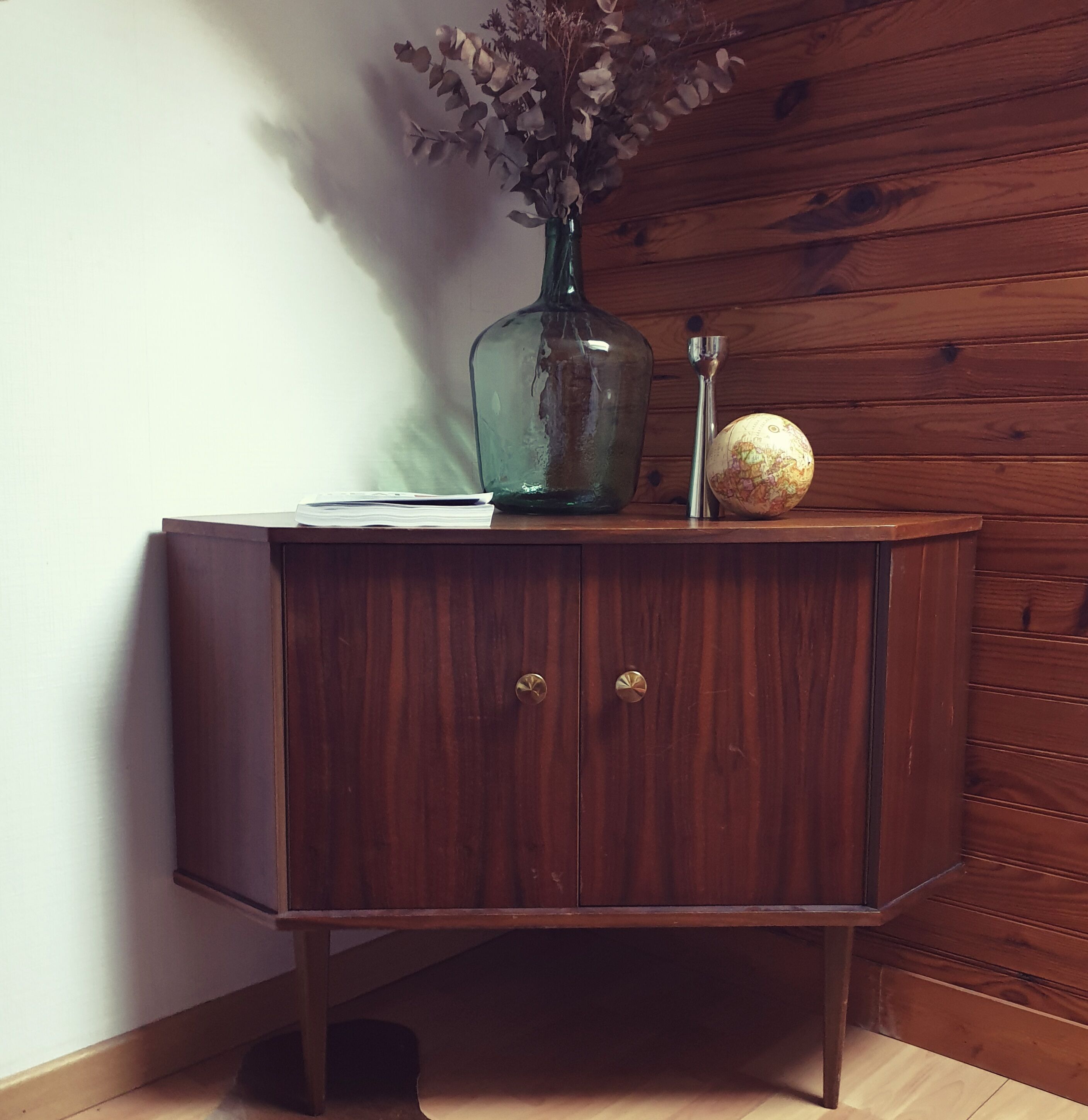Corner cabinet