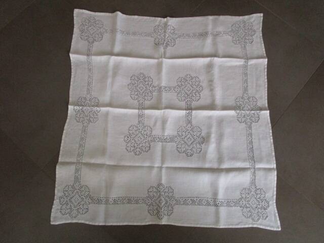 Nappe a thé ancienne brodée+6serviettes assorties