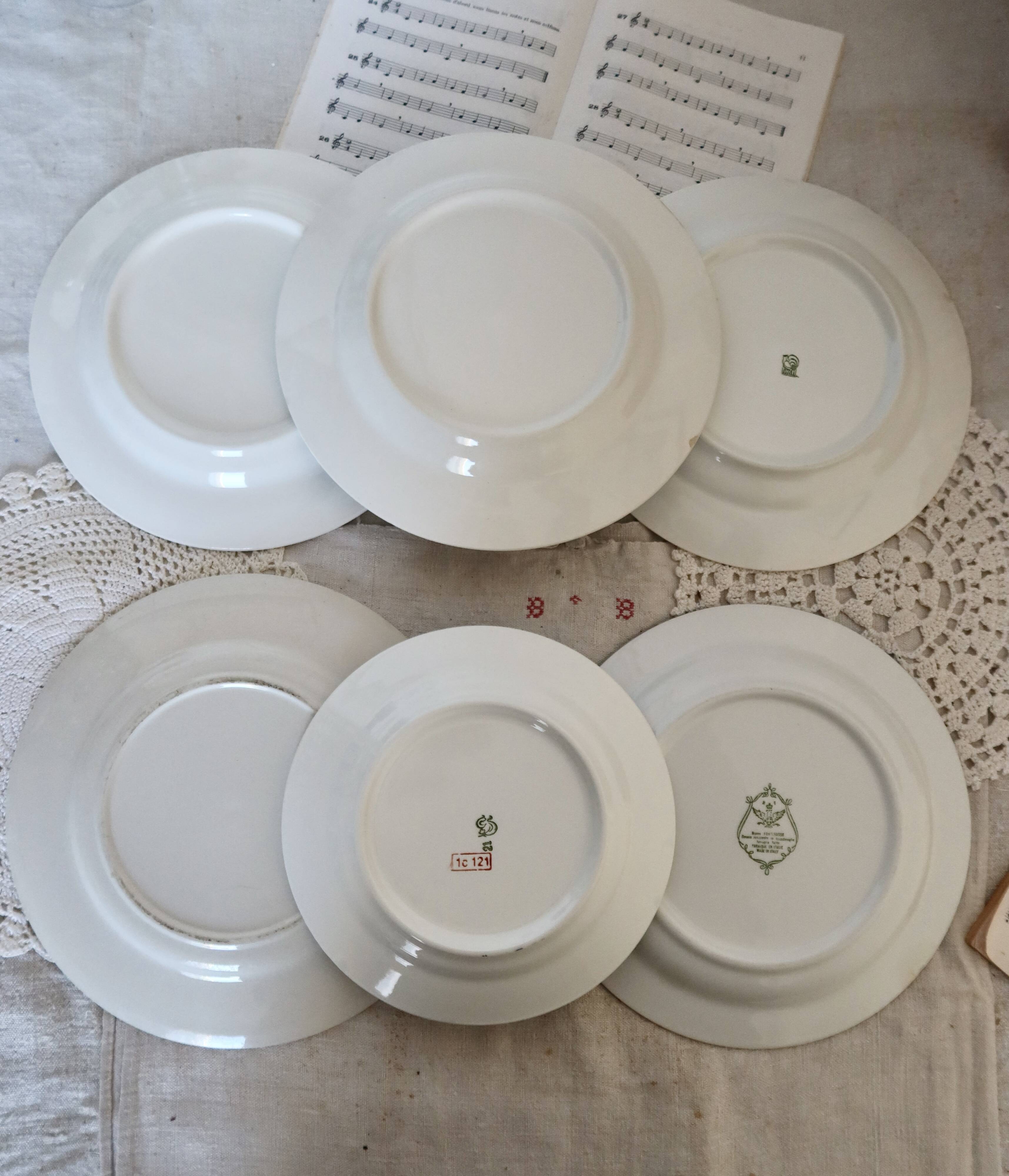 6 mismatched vintage flat plates - Laura set