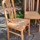 Chaises en bois et cannage