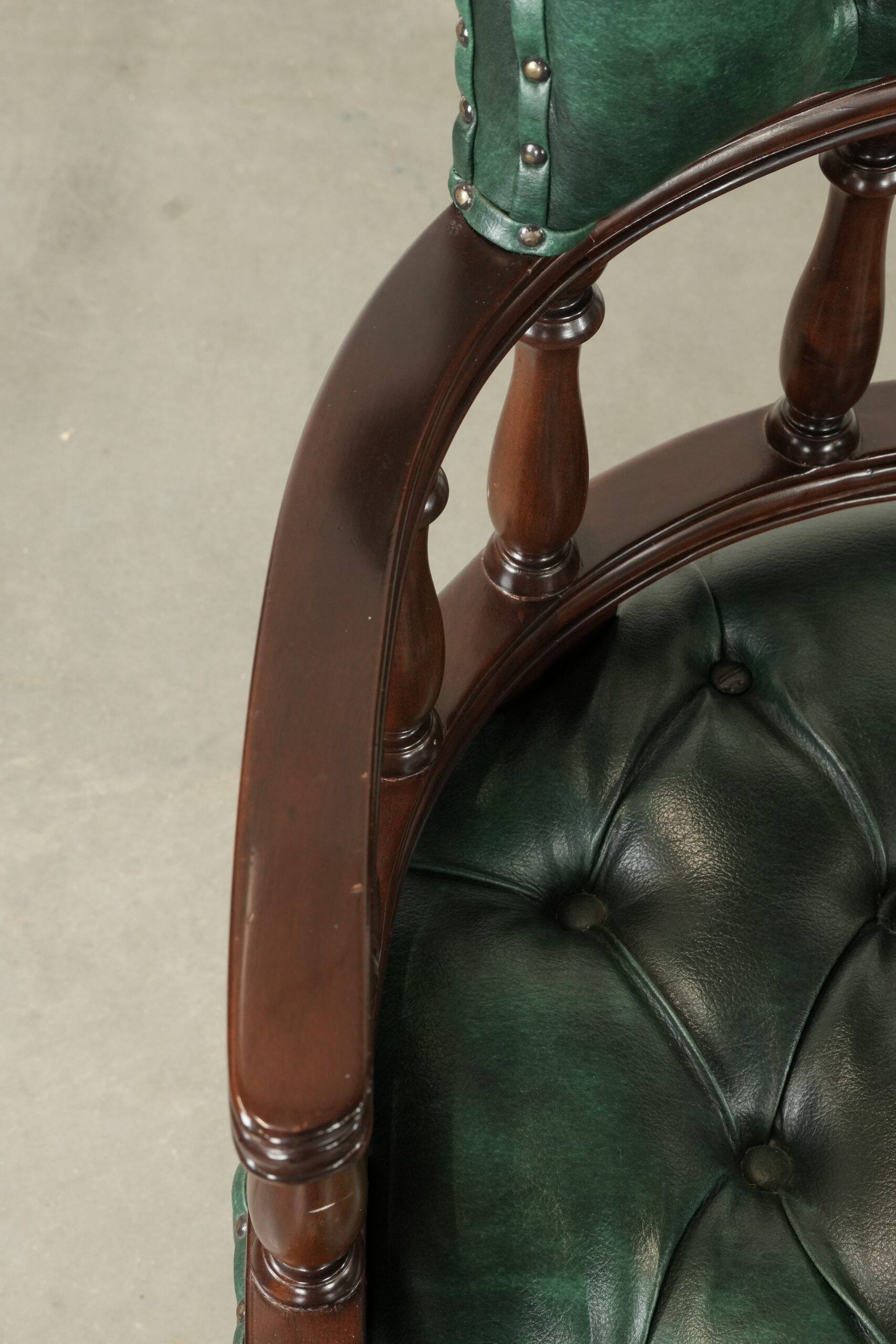 Ensemble de deux chaises de bureau Chesterfield en cuir de vachette vert de style anglais.