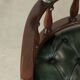 Ensemble de deux chaises de bureau Chesterfield en cuir de vachette vert de style anglais.