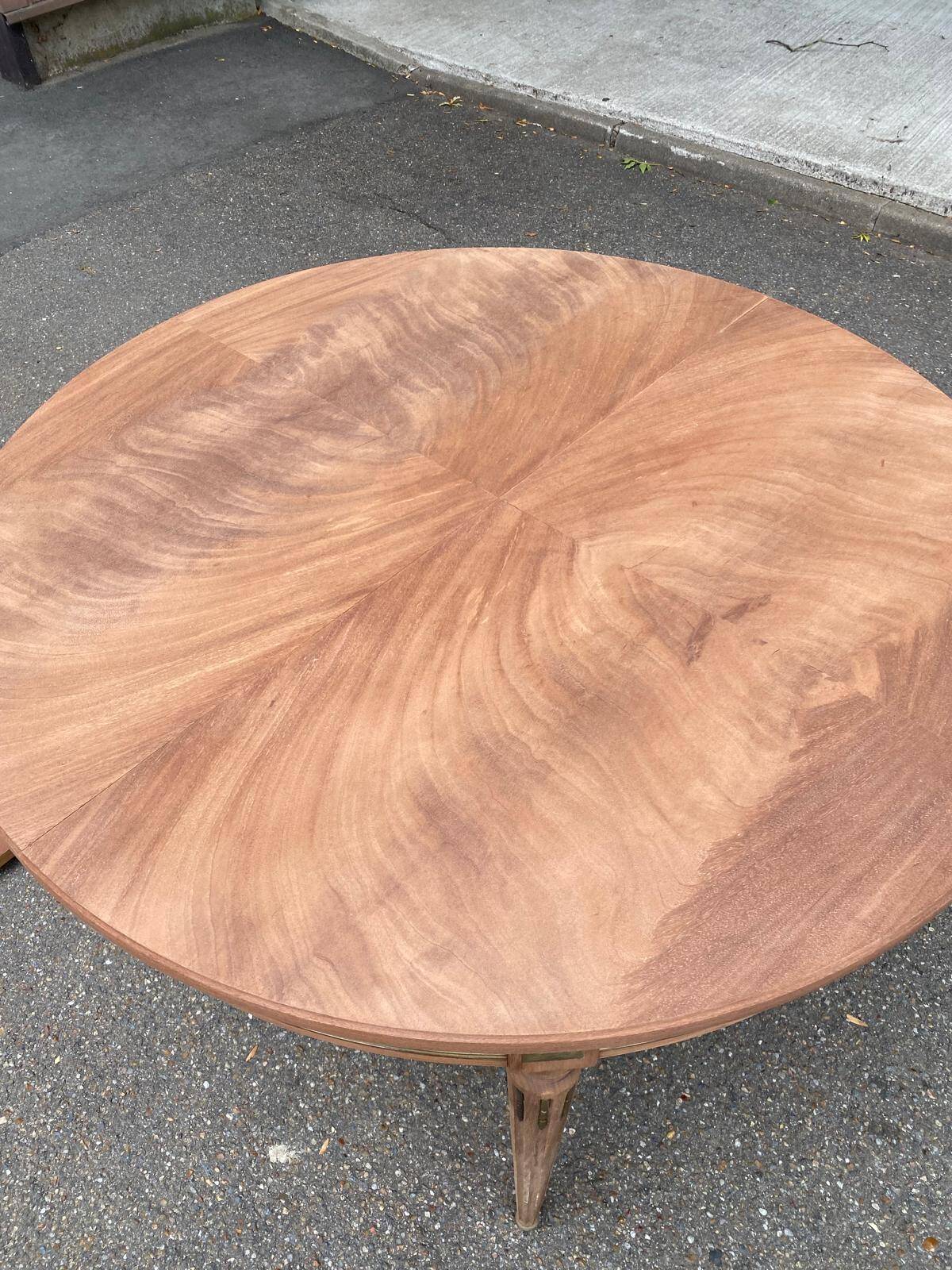 Table à manger ronde extensible Louis XVI décapée en acajou massif et laito