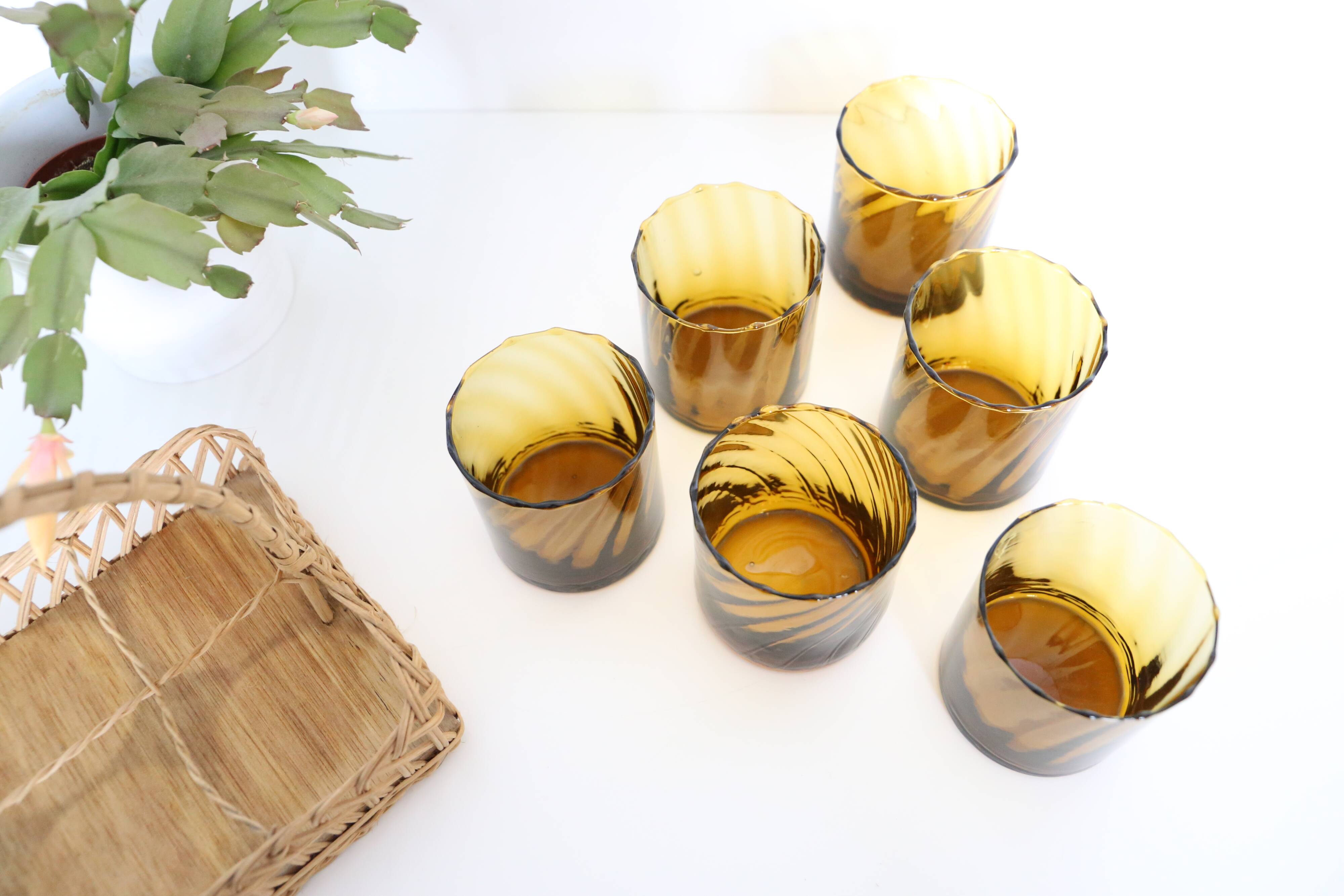 Set of lemonade glass, in wicker basket, smoked glass