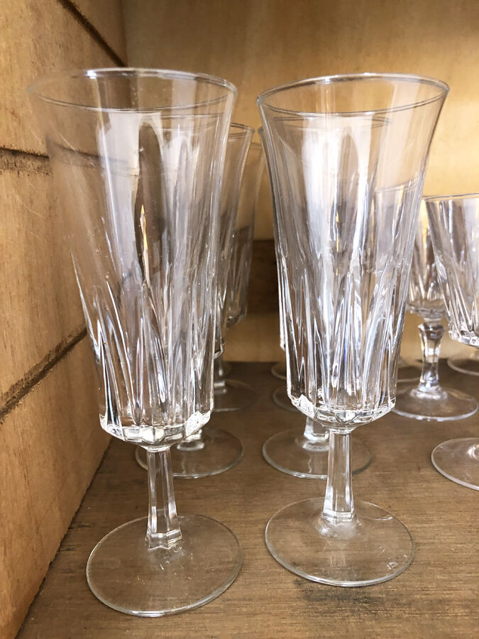 8 molded glass champagne flutes, 1970