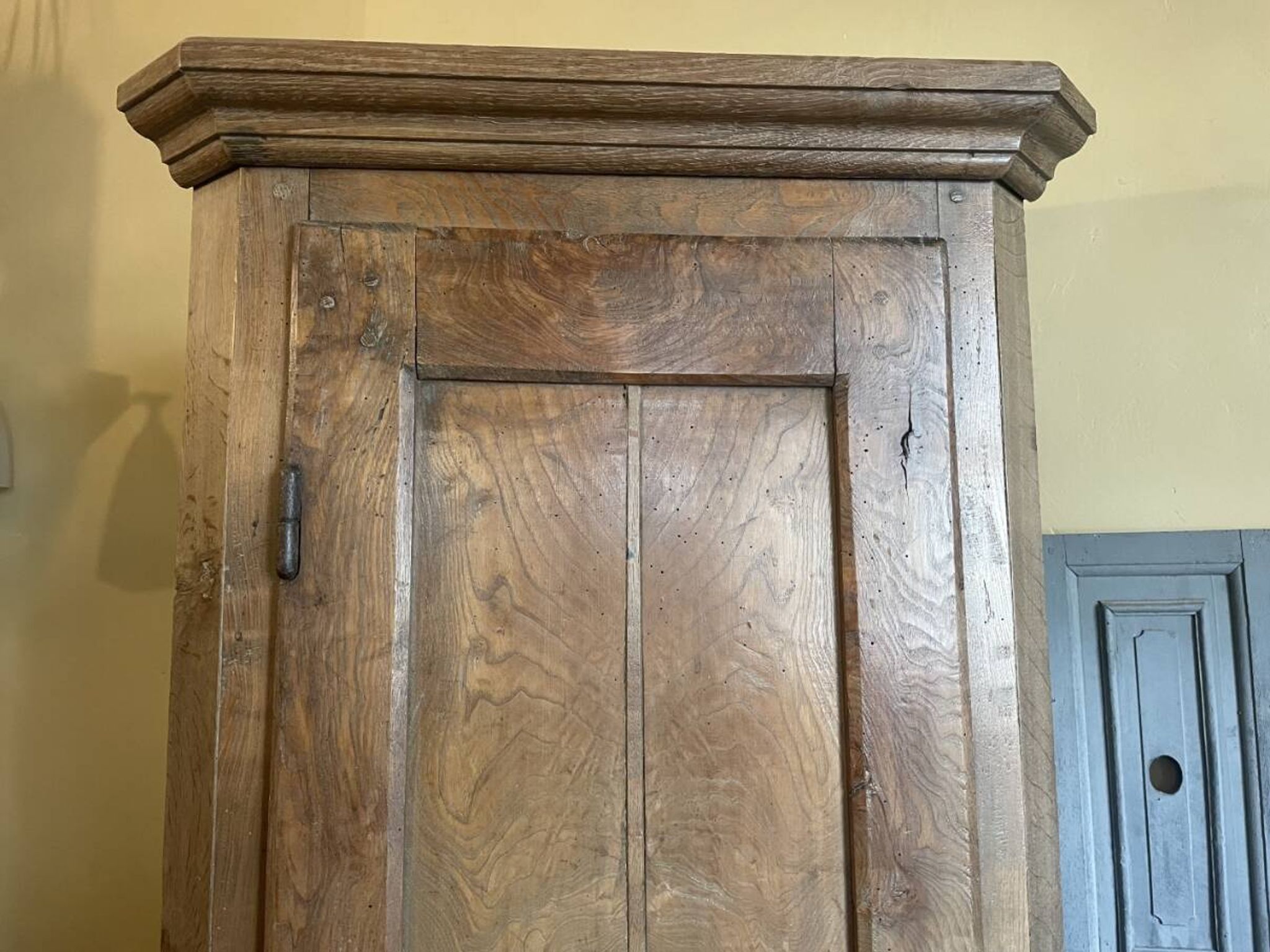 Armoire d'angle provinciale XIXe siècle noyer/chêne