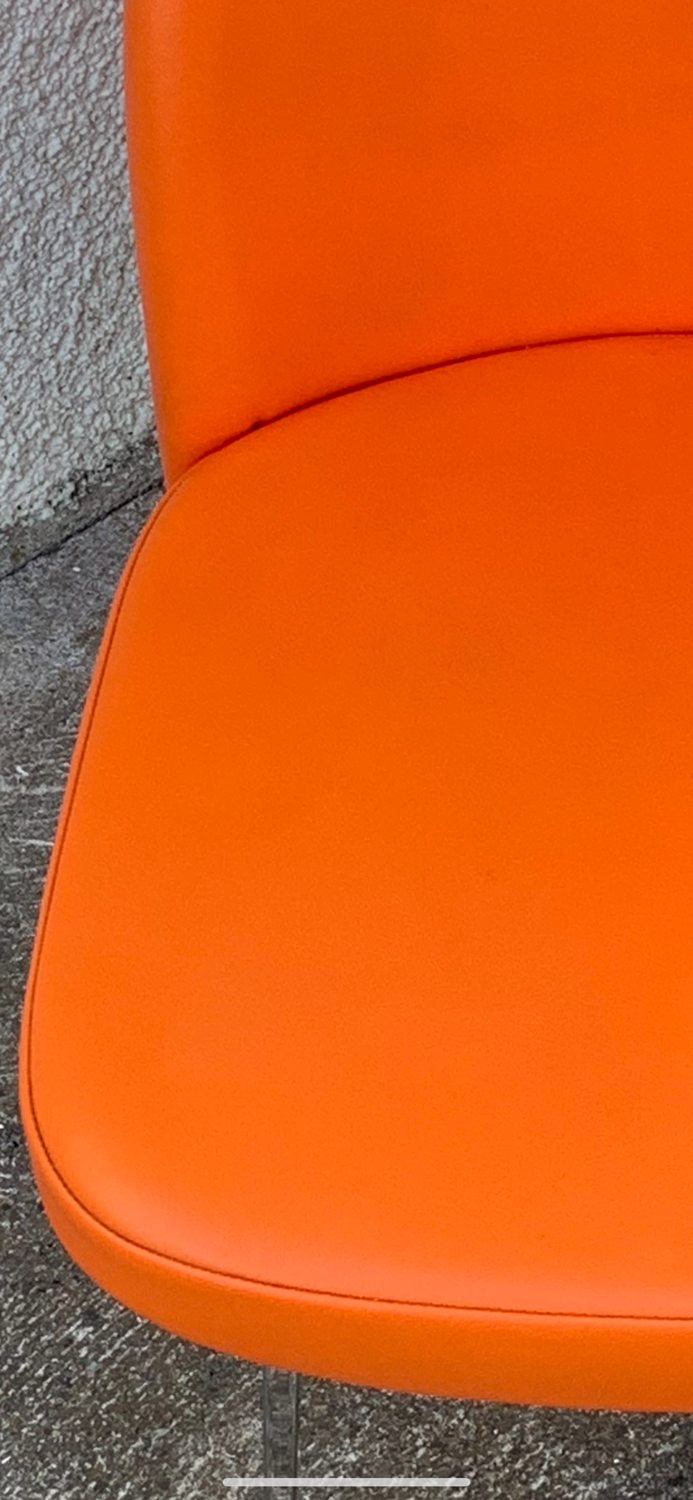 Chauffeuse vintage orange skaï et chrome 1970