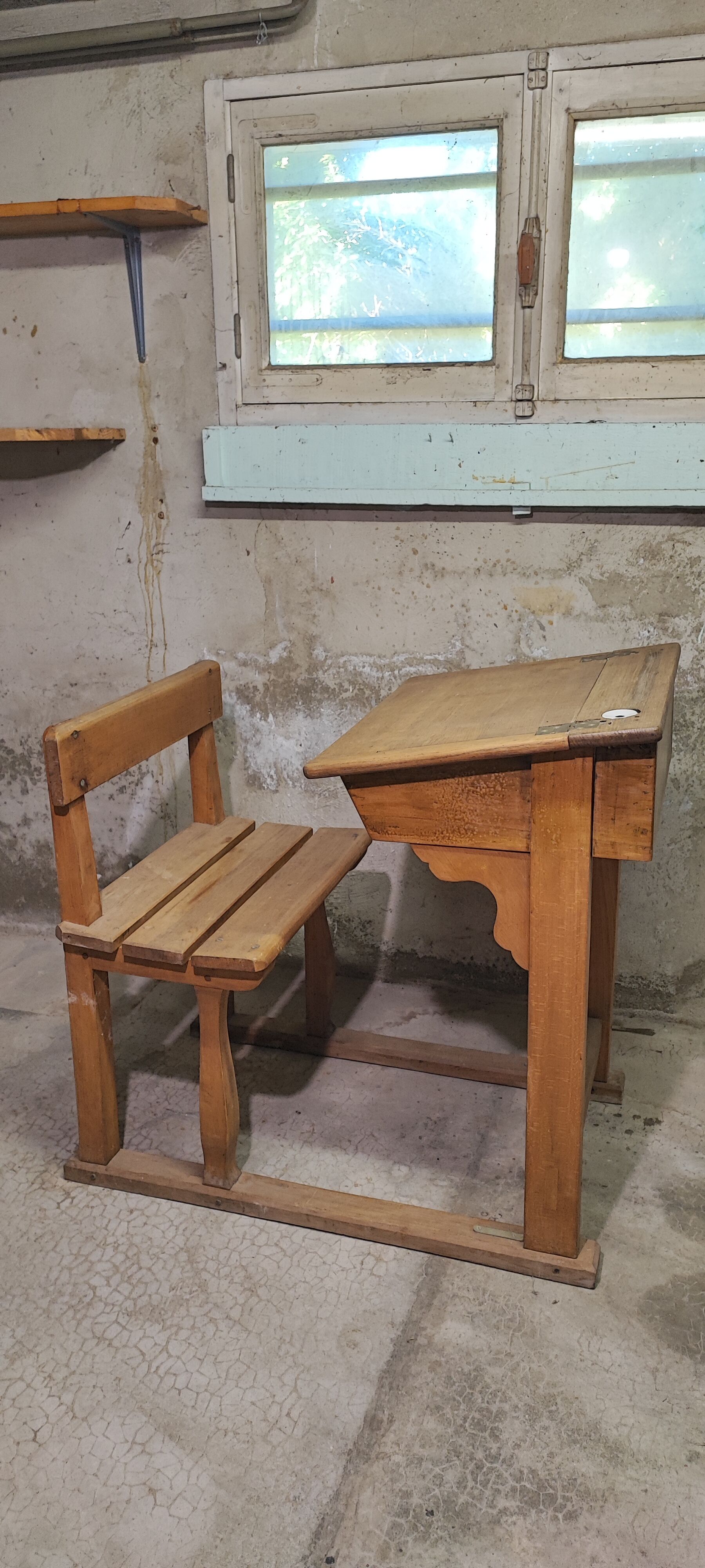 Bureau pupitre écolier une personne