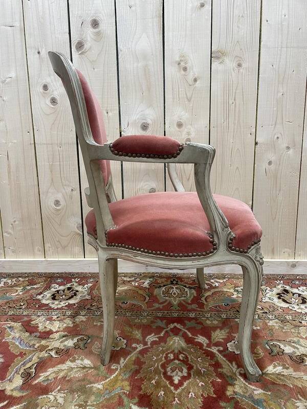 Fauteuil cabriolet de style Louis XV en velours rose