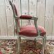 Fauteuil cabriolet de style Louis XV en velours rose