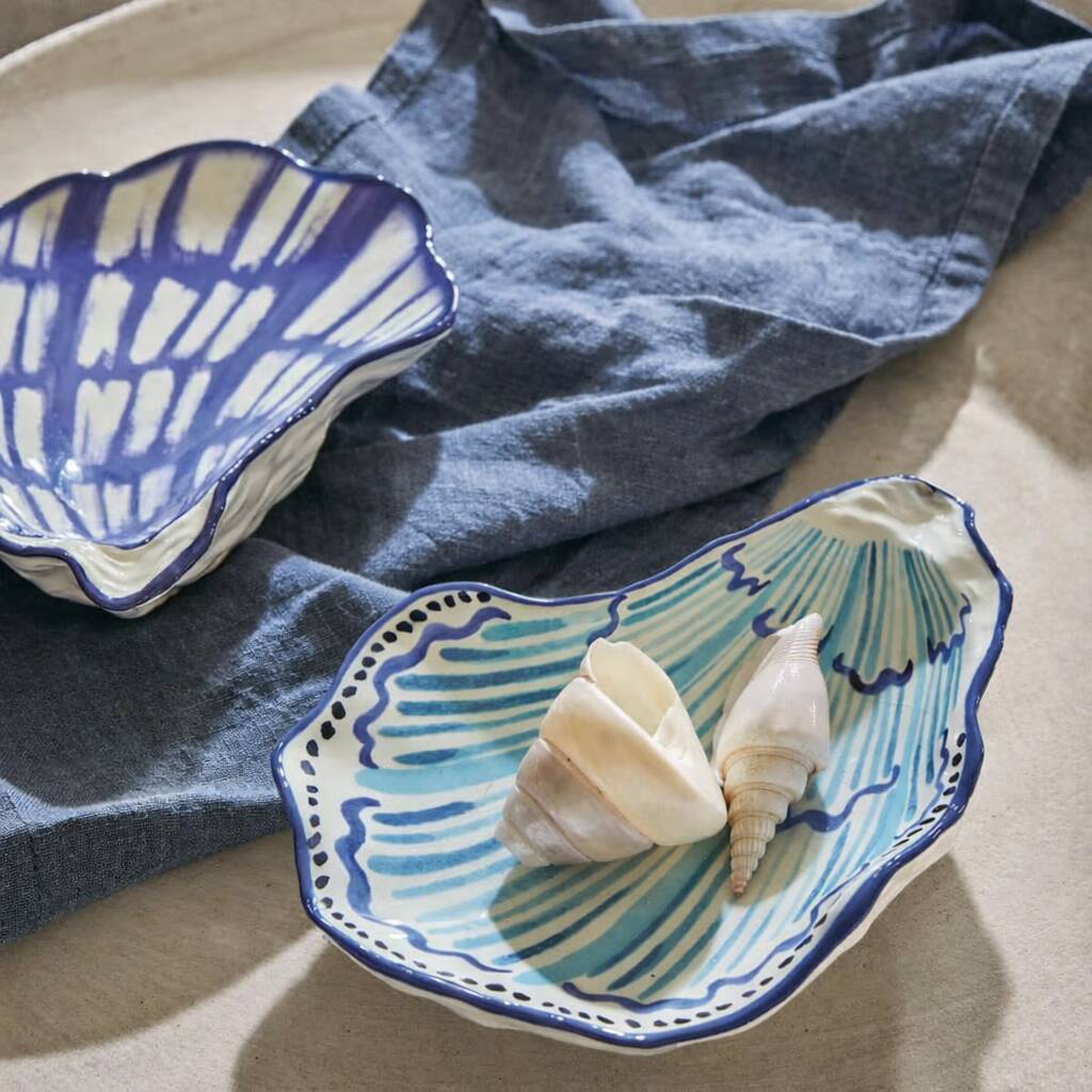 Lot of 2 oyster-shaped bowls.