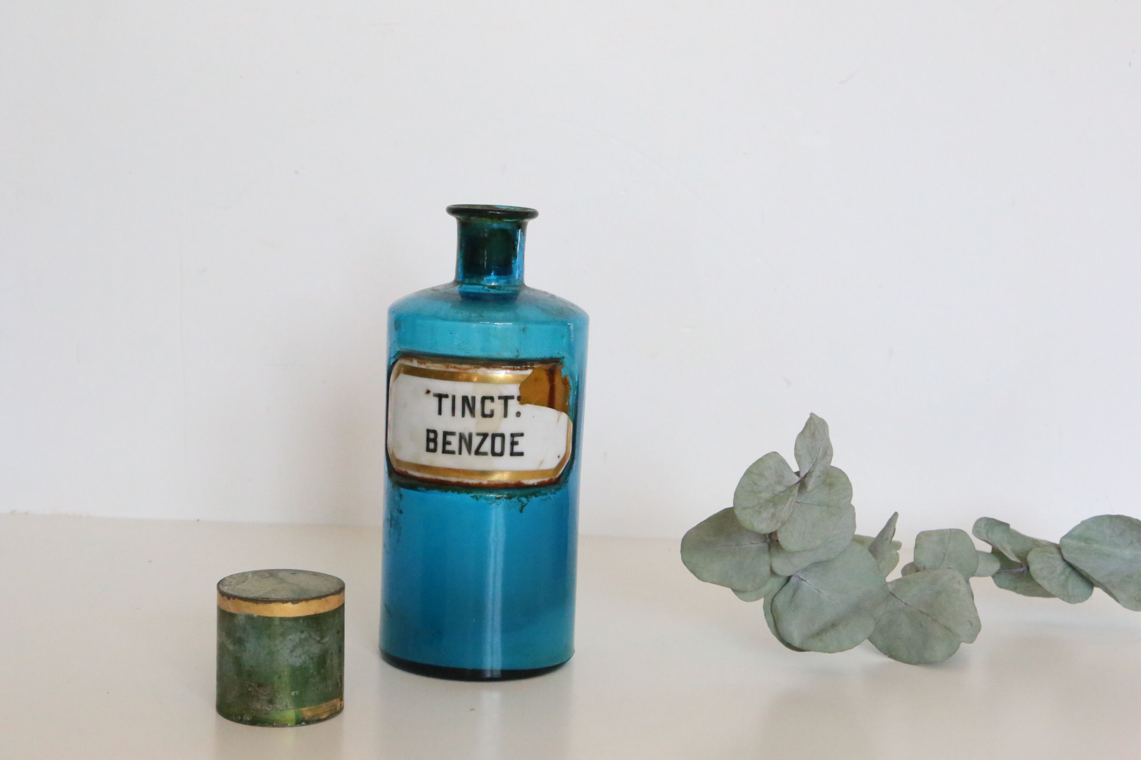 Flacon de pharmacie fin XIxème, rare, en verre bleu et étiquette de porcelaine, antiquité, vintage