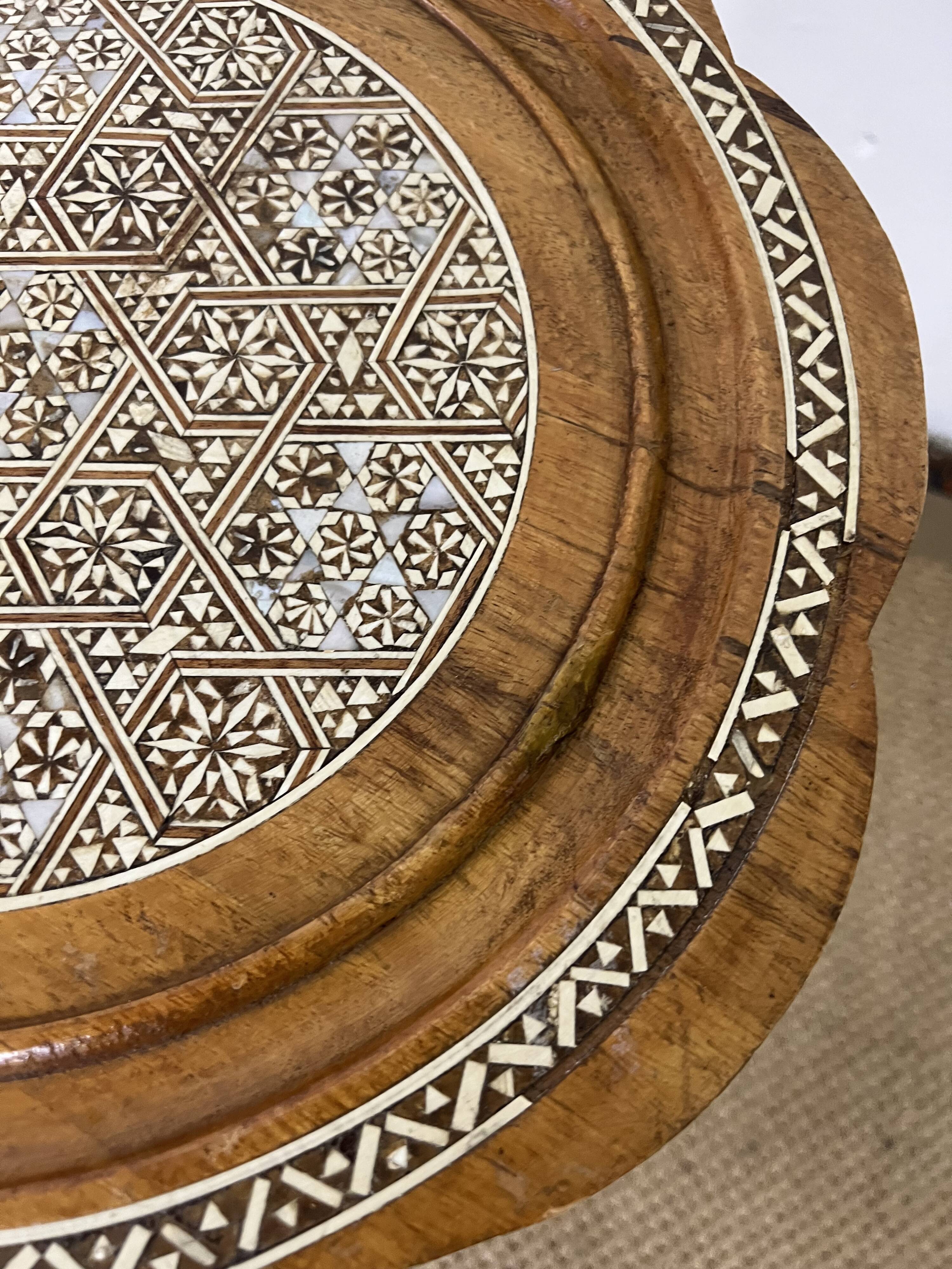 Wooden pedestal table / harness