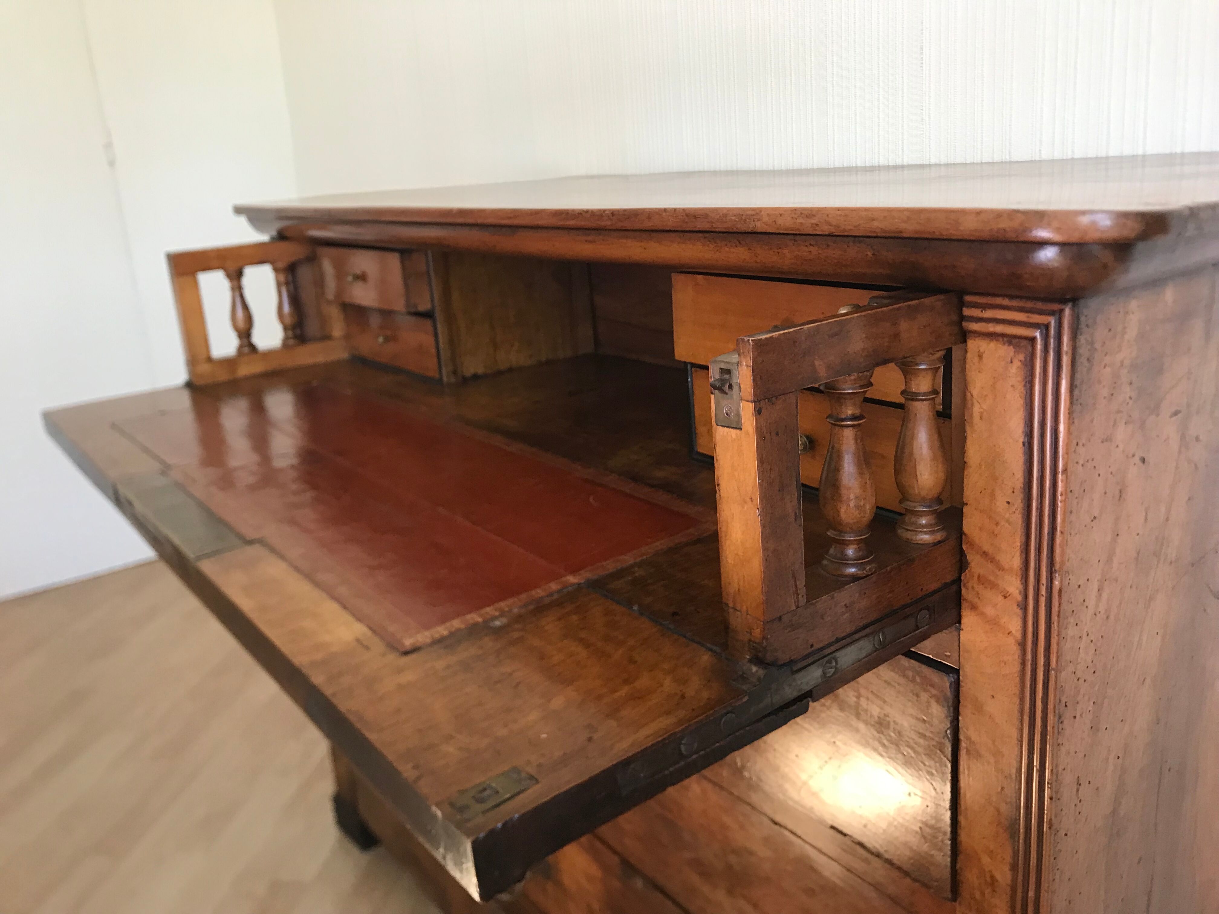 Convenient secretary