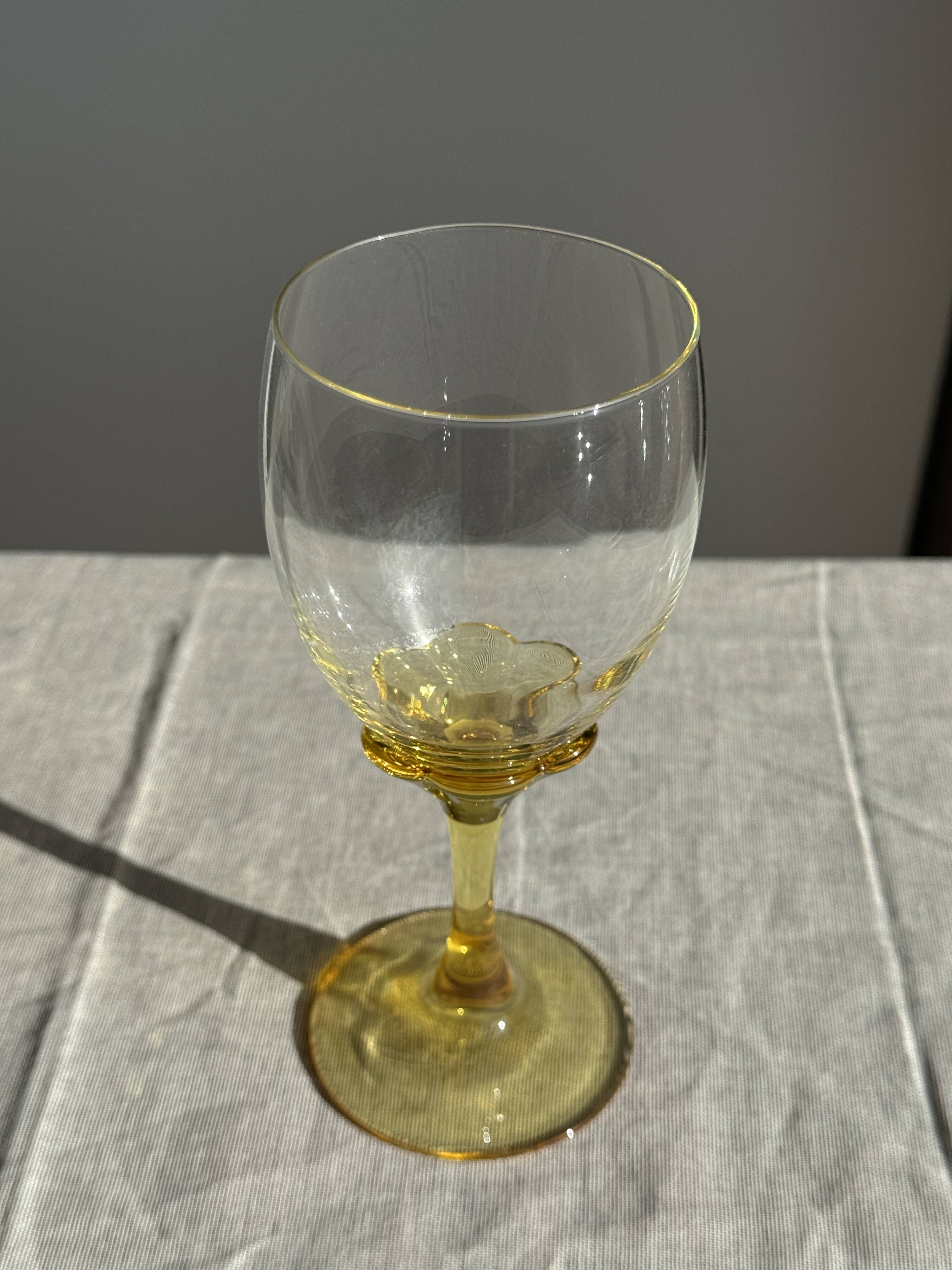 Set of 6 vintage yellow stemmed glasses: consisting of 4 large and 2 small.