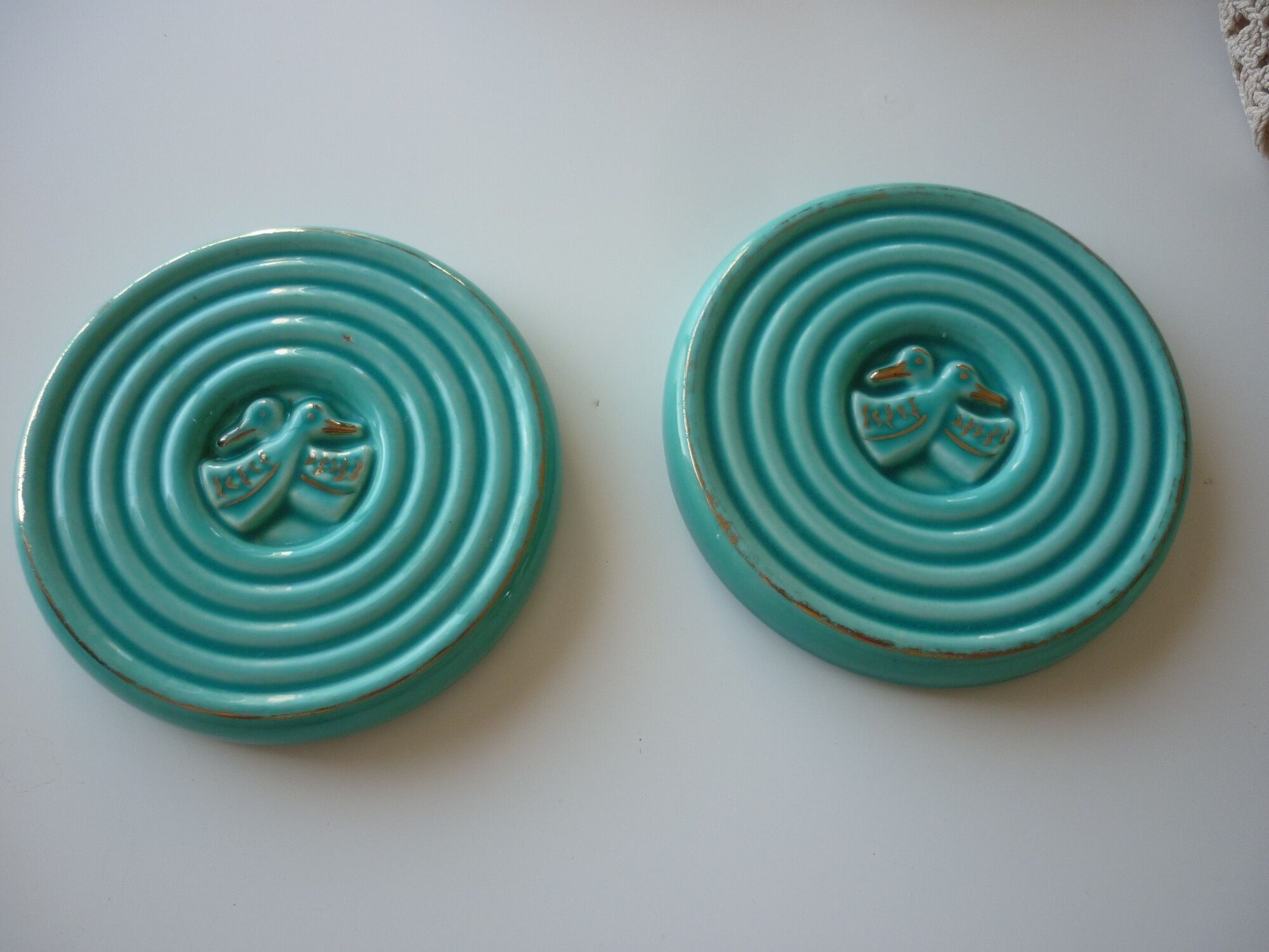 Paire de 2 sous verres/bouteilles en céramique turquoise et or