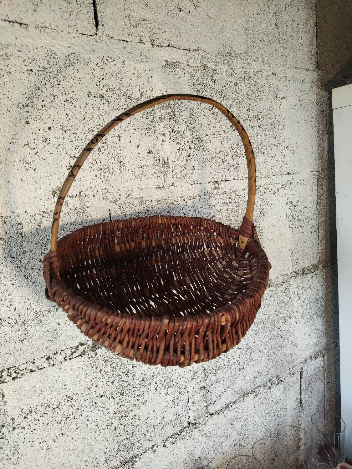 Basket of popular art in wicker – Handle carved with snakes – 20th century