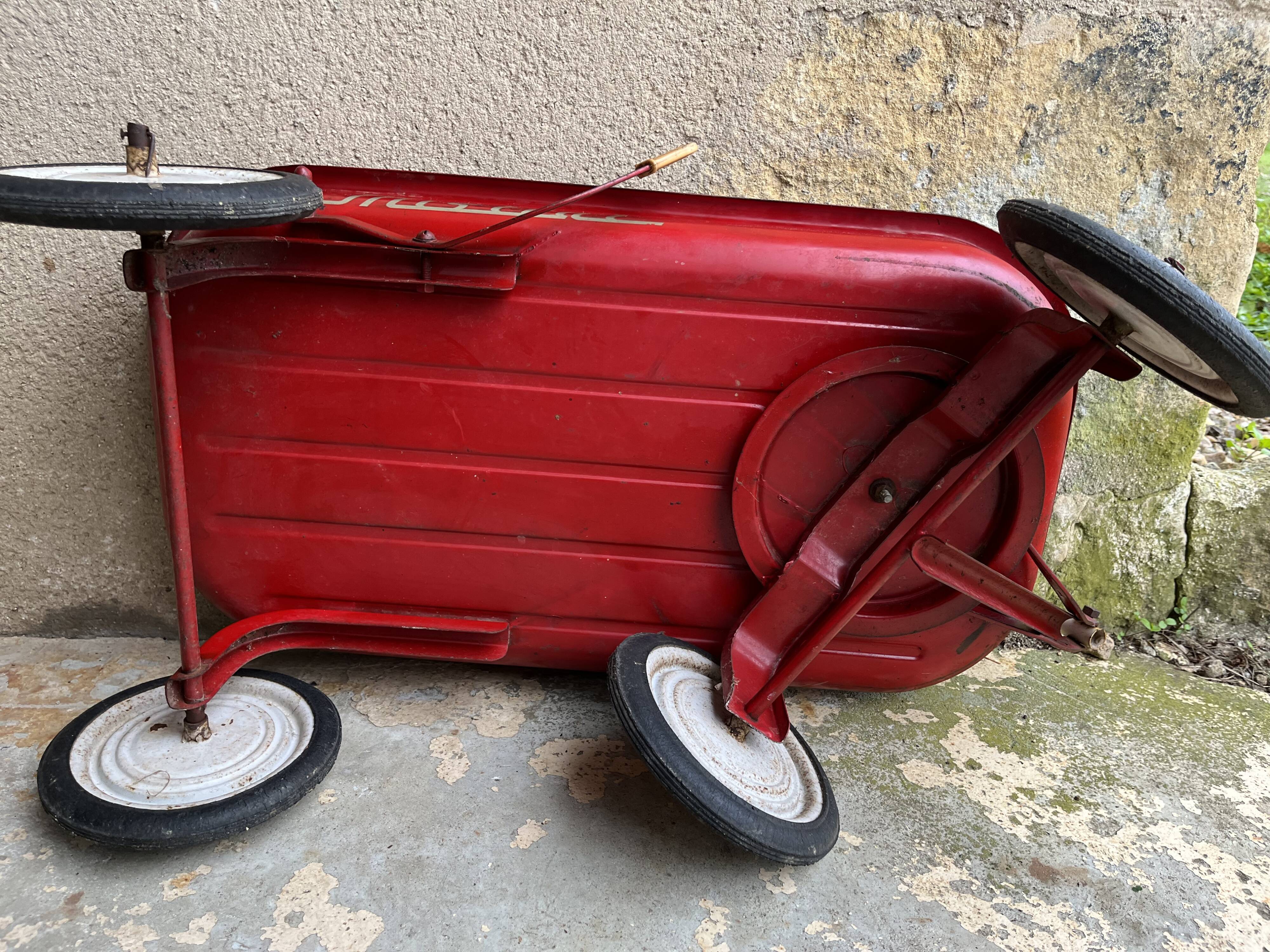 Old child's pull-out cart "the mistral"