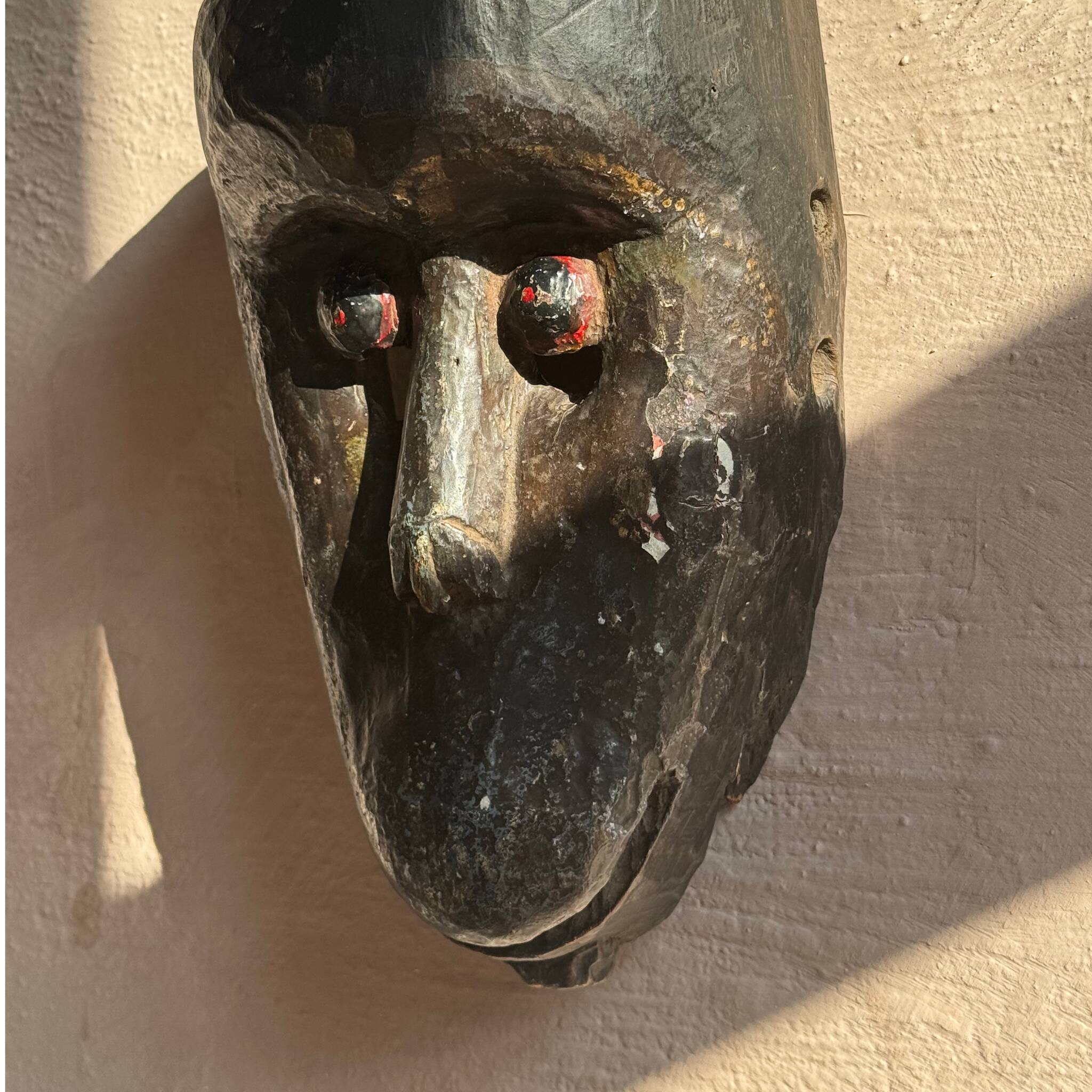 Masque rituel de l’Himalaya – sculpté à la main – yeux polychromes – Népal