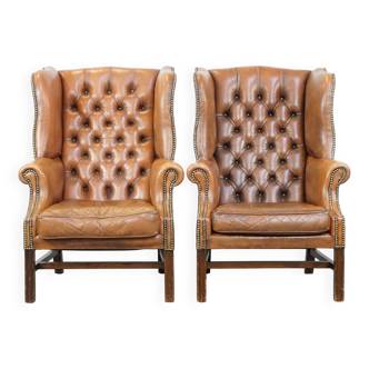 Lot de 2 fauteuils à oreilles Chesterfield anglais classiques en cuir vintage