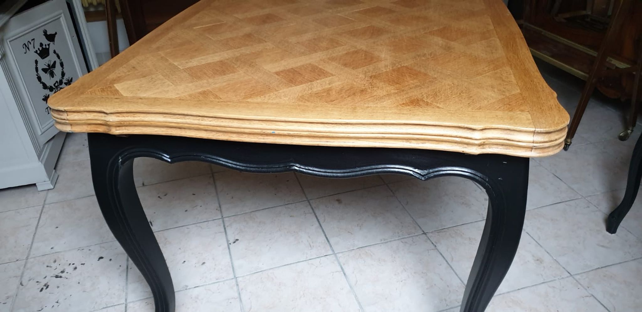Table Louis XV in channel rough tray foot black snail matte