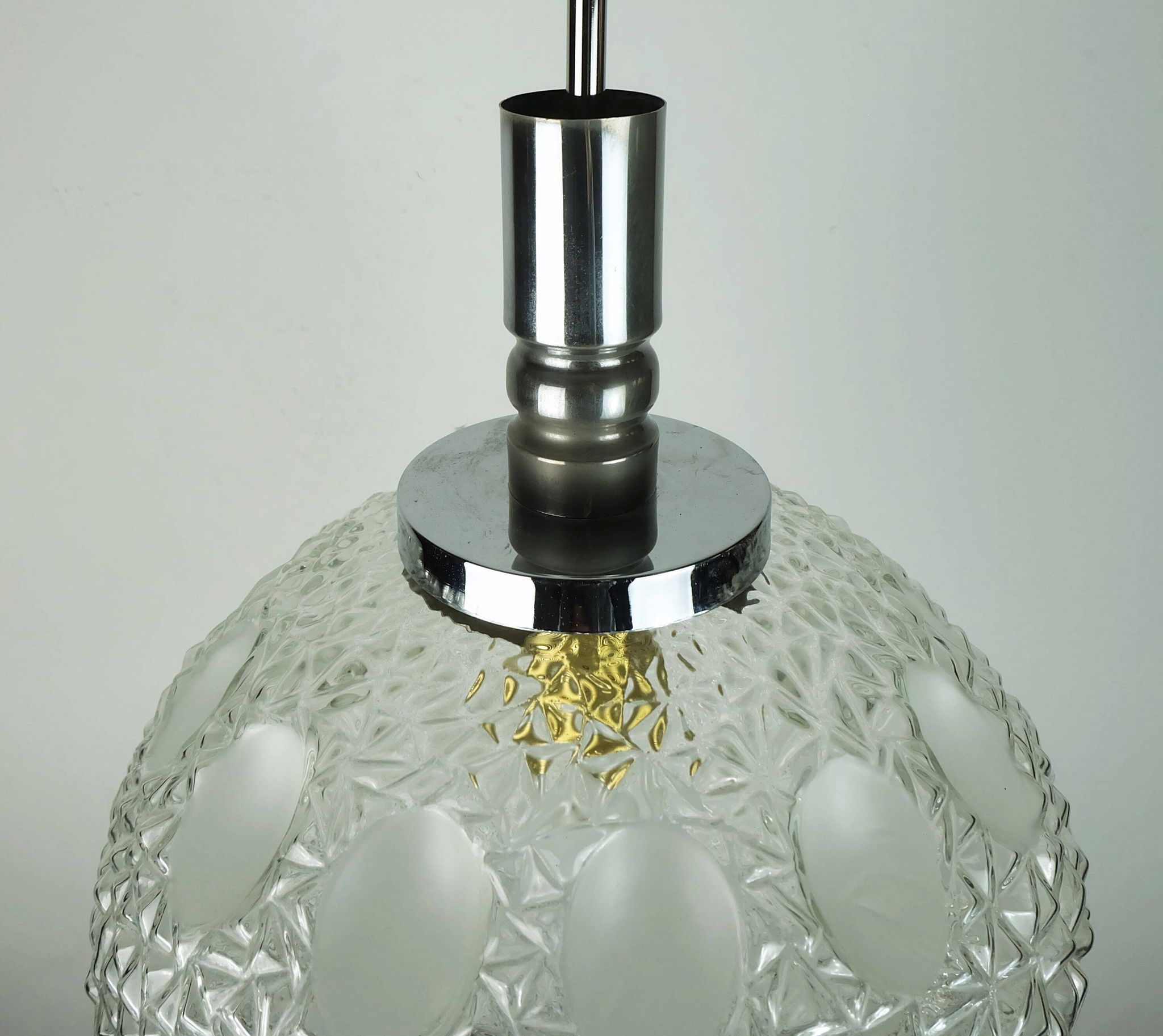 Lustre du milieu du siècle Richard Essig en verre structuré et chrome des années 1960-70.